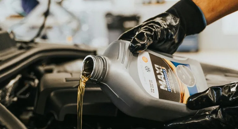 Rekomendasi Memilih Oli untuk Mobil Anda: Temukan yang Paling Tepat!