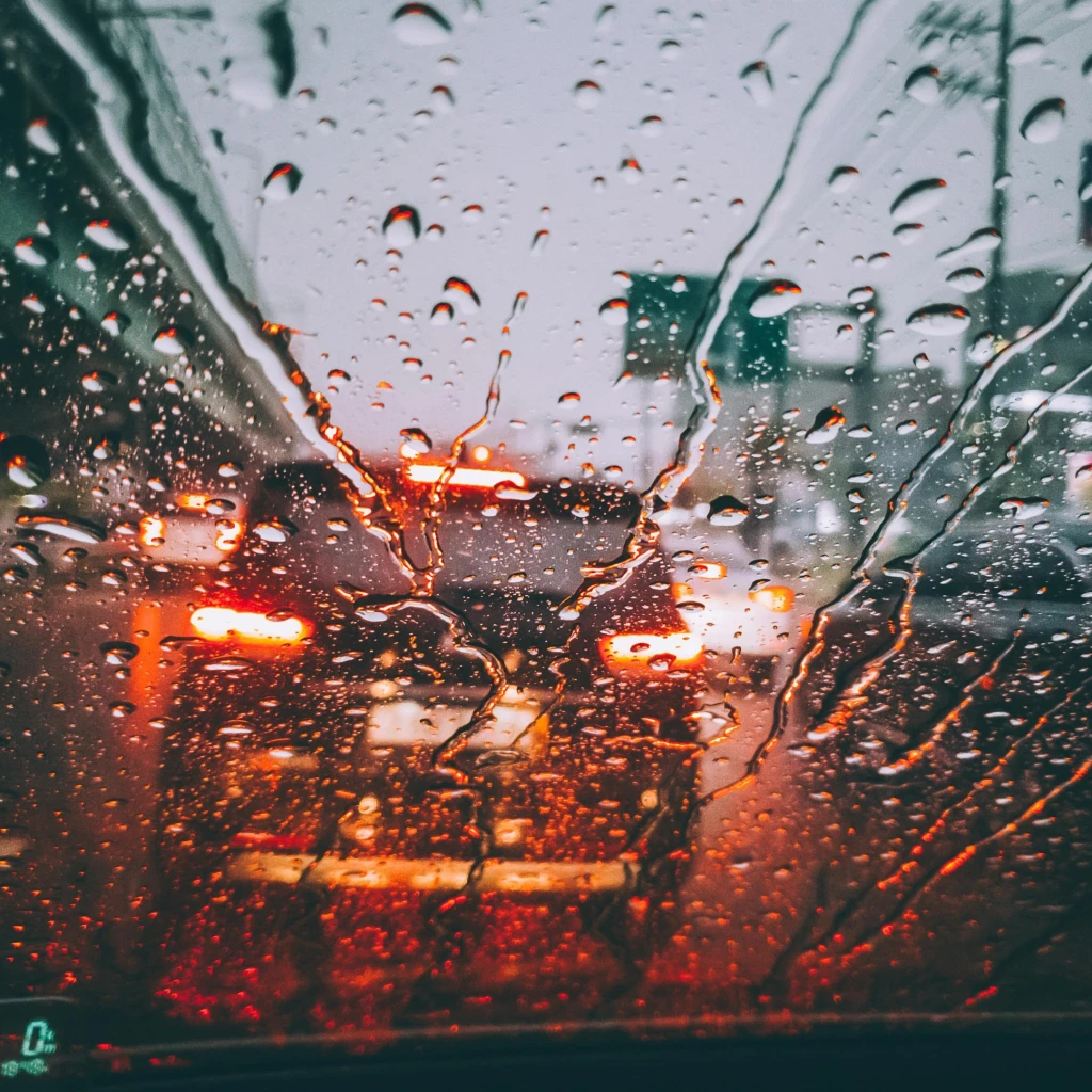 Musim Hujan Berisiko Mobil Tergelincir Simak Pencegahannya
