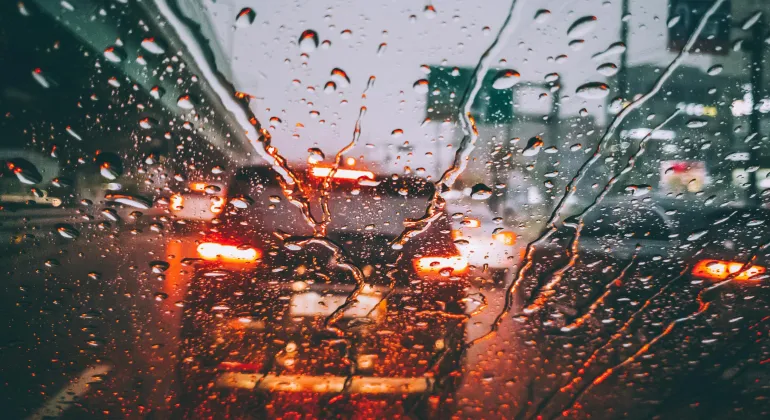 Musim Hujan Berisiko Mobil Tergelincir, Simak Pencegahannya!